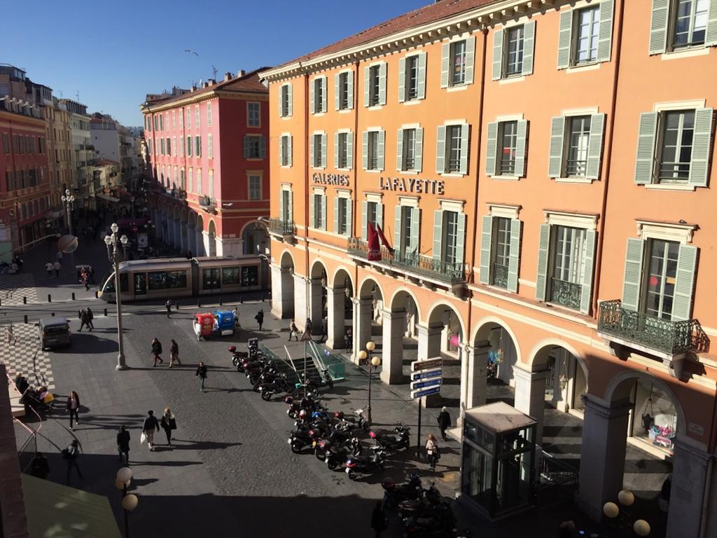 2 Bedrooms In Central Location On The Famous Place Massena Appartamento